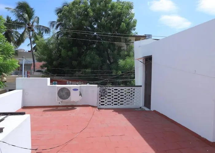 Heritage Home With 3 Bed/3 Bath With Kitchen In A Residential Neighborhood.